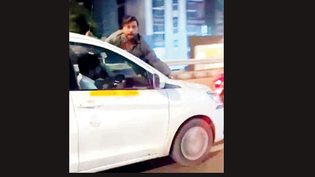 ઍરપોર્ટ પર પાર્કિંગના વિવાદમાં એક ડ્રાઇવરે બીજા ડ્રાઇવર પર કાર ચડાવી દીધી