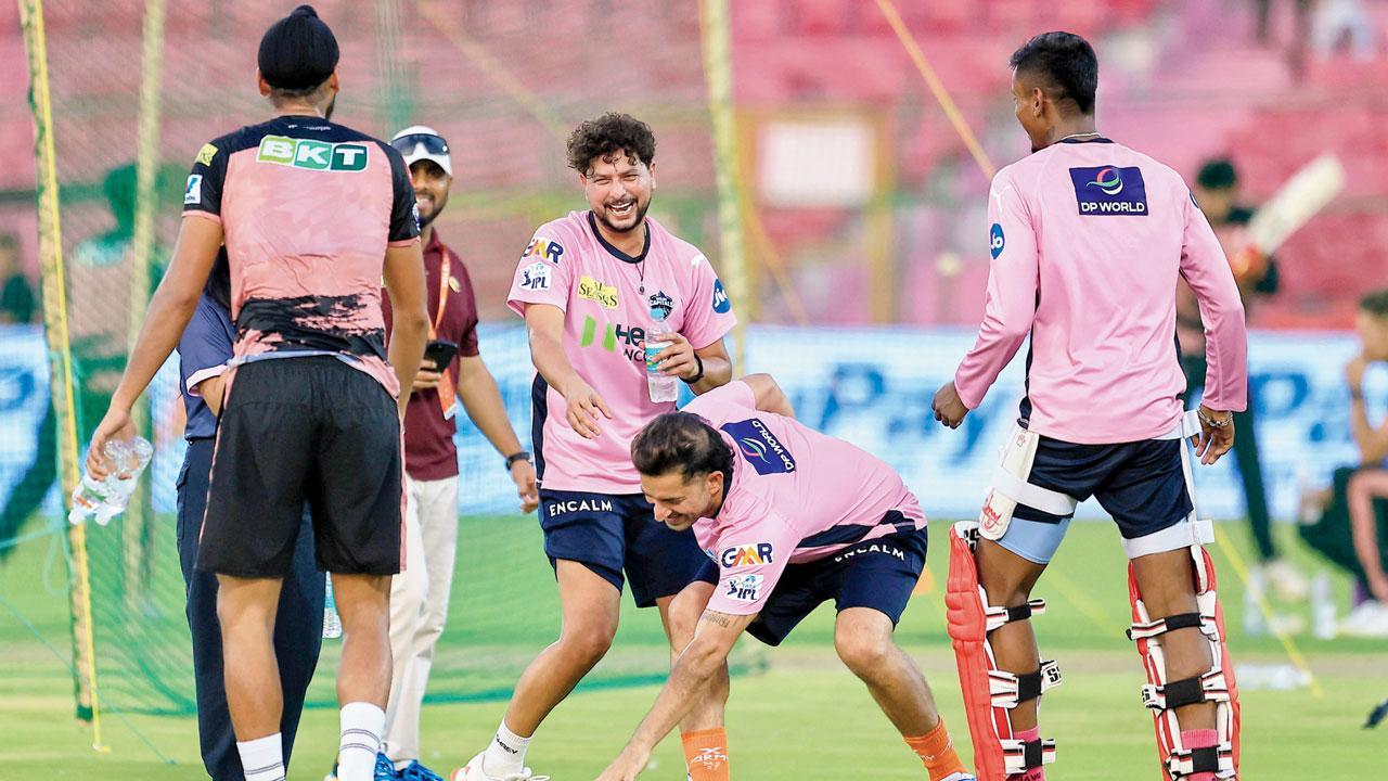 જયપુરમાં પ્રૅક્ટિસ દરમ્યાન દિલ્હીના કુલદીપ યાદવ, મોહિત શર્મા અને અભિષેક પોરલ તેમ જ પંજાબનો અર્શદીપ સિંહ મજાક-મસ્તી કરતા જોવા મળ્યા હતા.