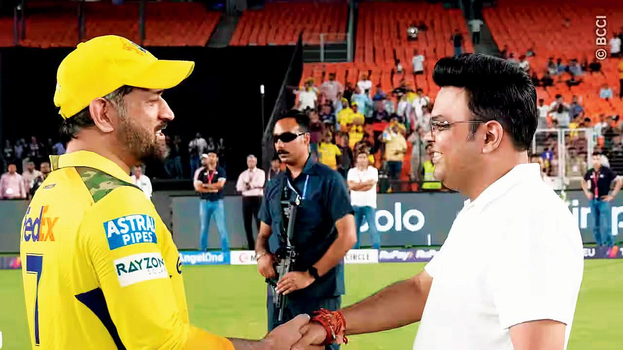 ગઈ કાલની મૅચ બાદ અમદાવાદના સ્ટેડિયમમાં ICCના ચૅરમૅન જય શાહને ધોની મળ્યો હતો.