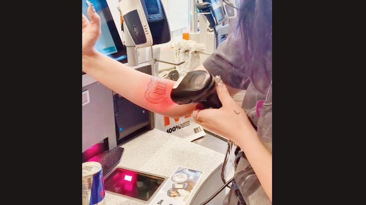 એનર્જી ડ્રિન્કનો એટલો શોખ કે એના બારકોડનું ટૅટૂ બનાવી લીધું