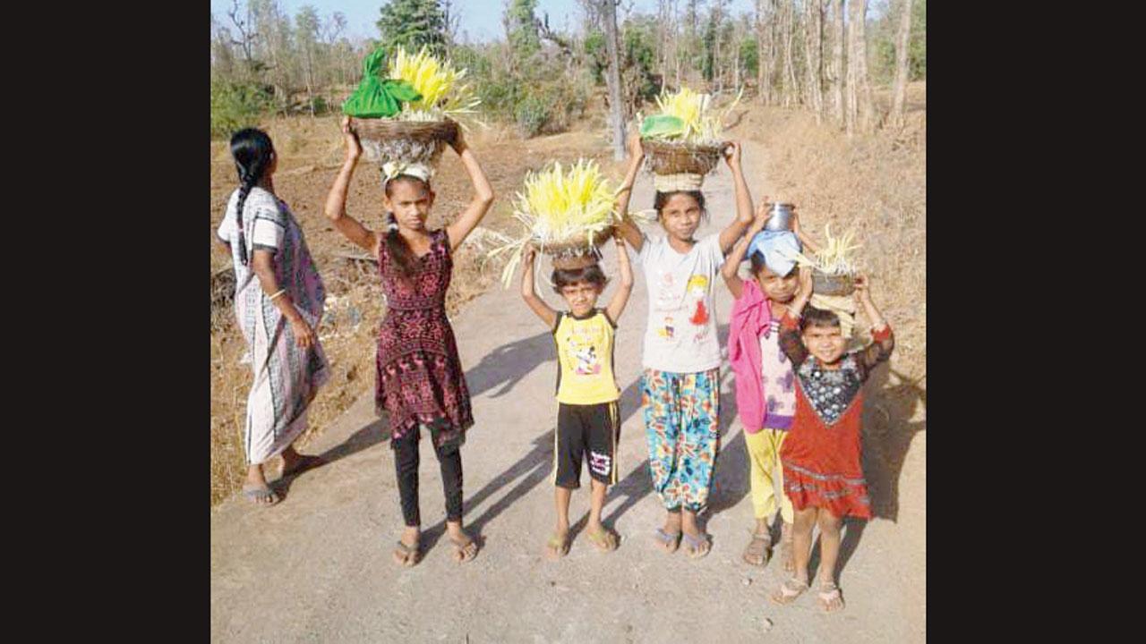 ડાંગની દીકરીઓ માથે ગૌરાઈ મૂકીને ઉત્સવમાં સહભાગી બની હતી.