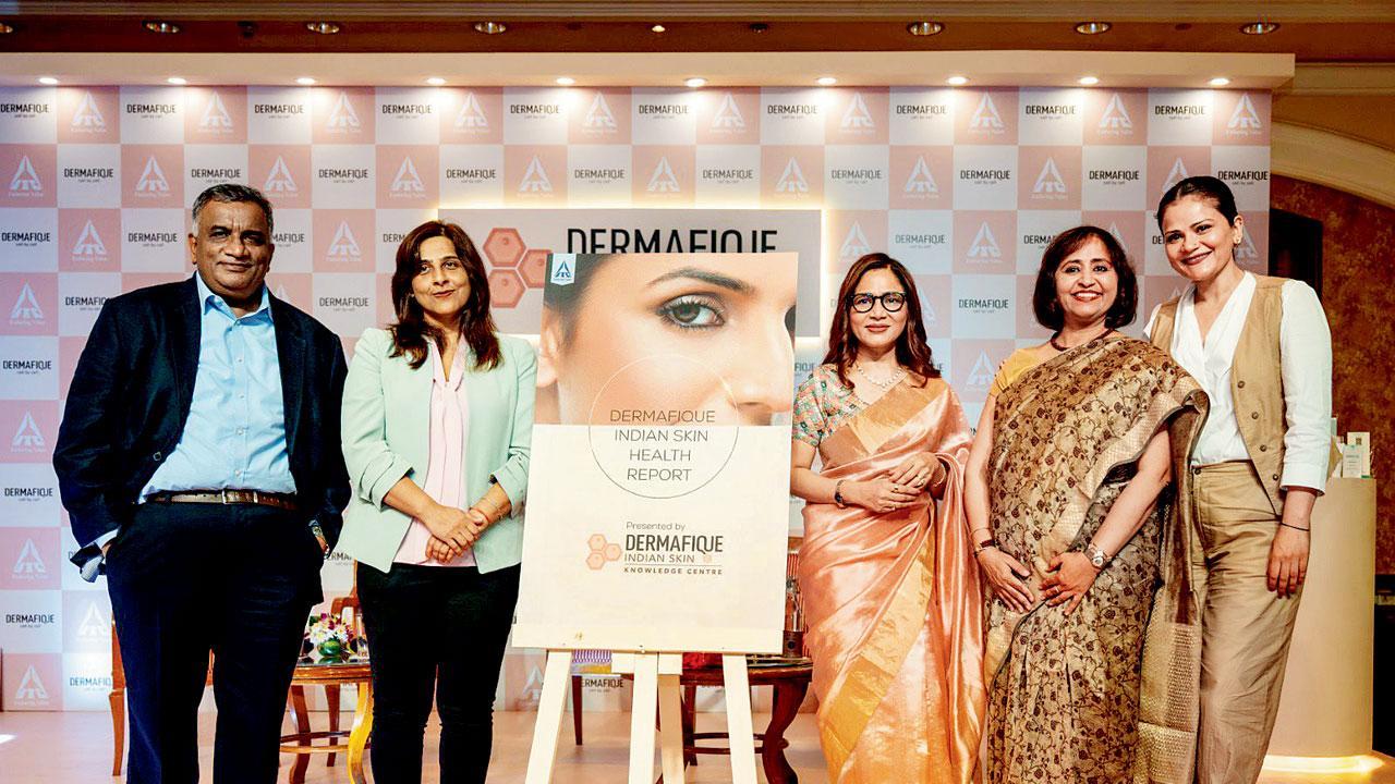 (ડાબેથી) R&Dના હેડ ડૉ. વિજયક્રિષ્નન વેણુગોપાલ, ITC લિમિટેડ (પર્સનલ કૅર)નાં માર્કેટિંગનાં વાઇસ પ્રેસિડન્ટ મીનાક્ષી હાંડા, કૉસ્મેટિક ડર્મેટોલૉજિસ્ટ ડૉ. જયશ્રી શરદ, ડર્મેટોલૉજિસ્ટ અને સ્કિન એક્સપર્ટ ડૉ. અપર્ણા સંથાનમ અને લેખક તથા વેલનેસ કોચ વસુધા રાય.