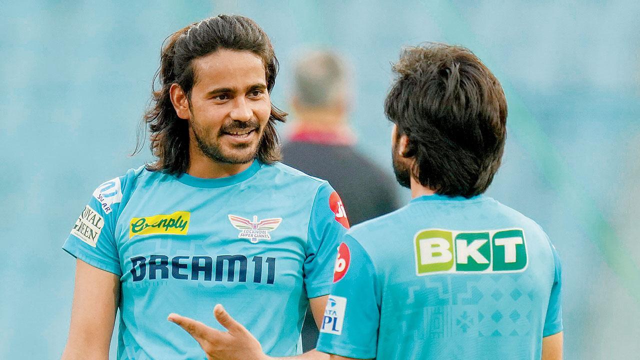 લખનઉના બોલર રવિ બિશ્નોઈ અને દિગ્વેશ રાઠી ચર્ચા કરતા જોવા મળ્યા હતા.