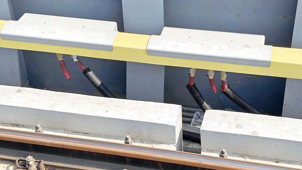 મેટ્રોના ટ્રૅક પાસે લાલ વાયર કાપીને ચોરી ગયા હતા. કપાયેલો વાયર દેખાય છે.