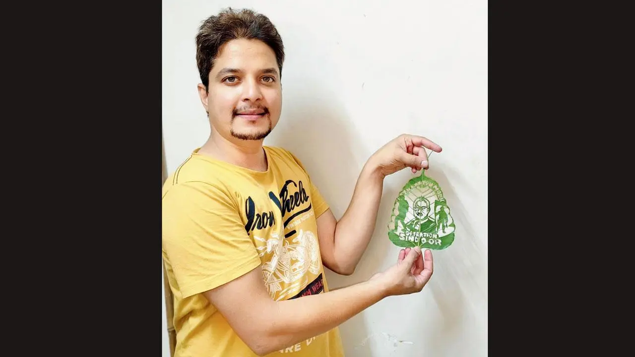 પોતે બનાવેલા આર્ટવર્ક સાથે કિશન શાહ. 