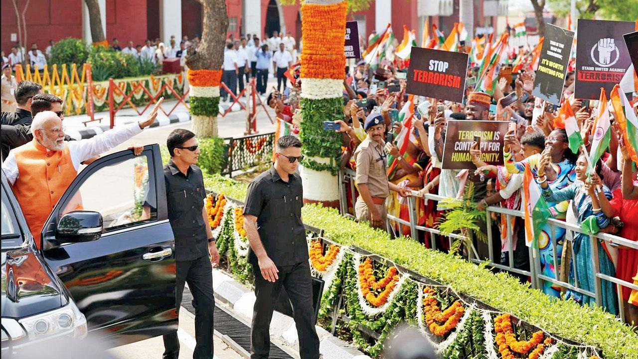 વડોદરામાં યોજાયેલા રોડ-શોમાં સ્ટૉપ ટેરરિઝમના લખાણ સાથેનાં પ્લૅકાર્ડ લઈને લોકો ઊમટ્યા હતા. 