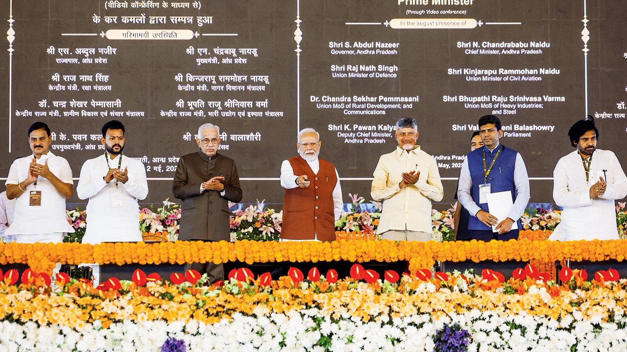 નરેન્દ્ર મોદીએ શુક્રવારે આંધ્ર પ્રદેશની રાજધાની અમરાવતીમાં ૫૮,૦૦૦ કરોડ રૂપિયાની ૯૪ પરિયોજનાઓનું ઉદ્ઘાટન અને શિલાન્યાસ કર્યો
