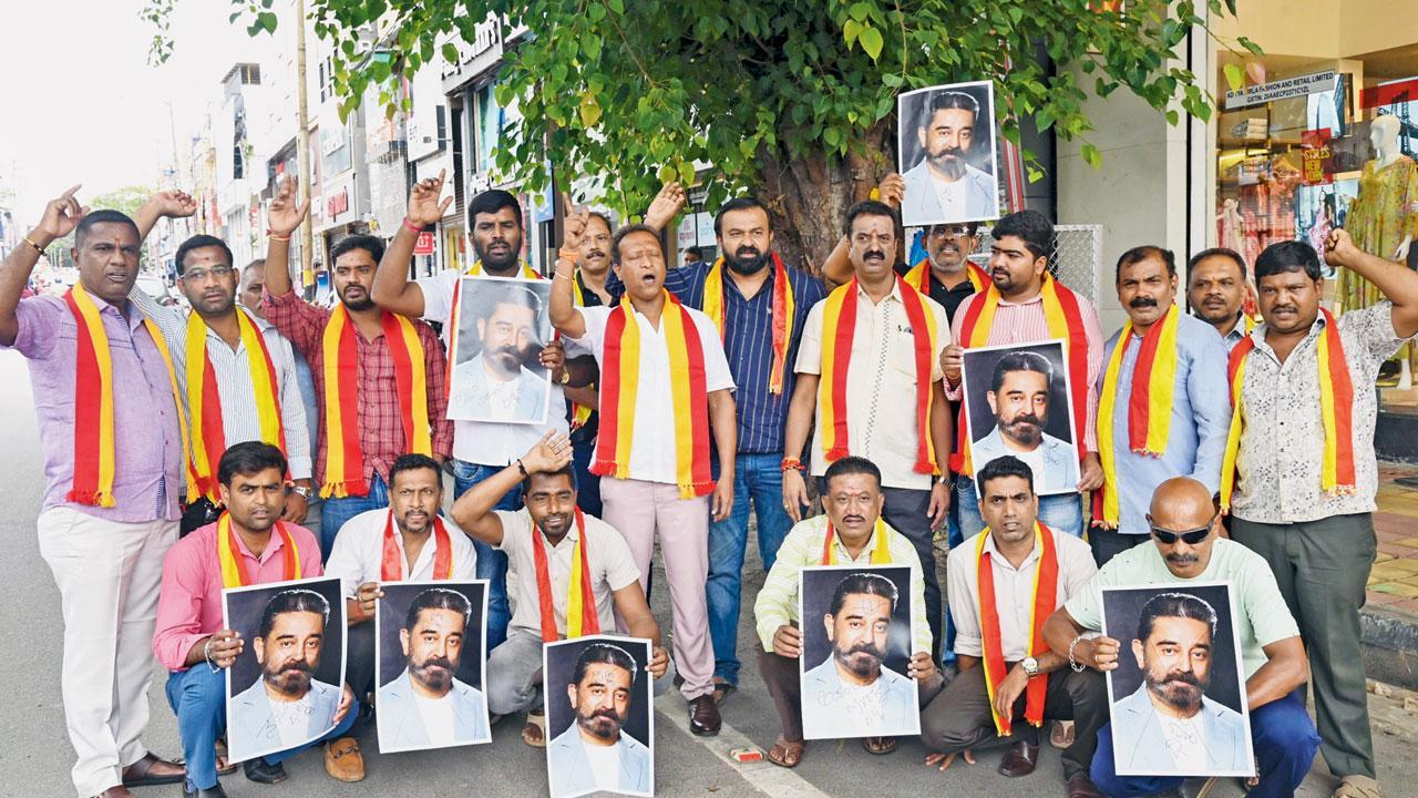 વિરોધ કરવા ભેગા થયેલા એક સંસ્થાના સભ્યો