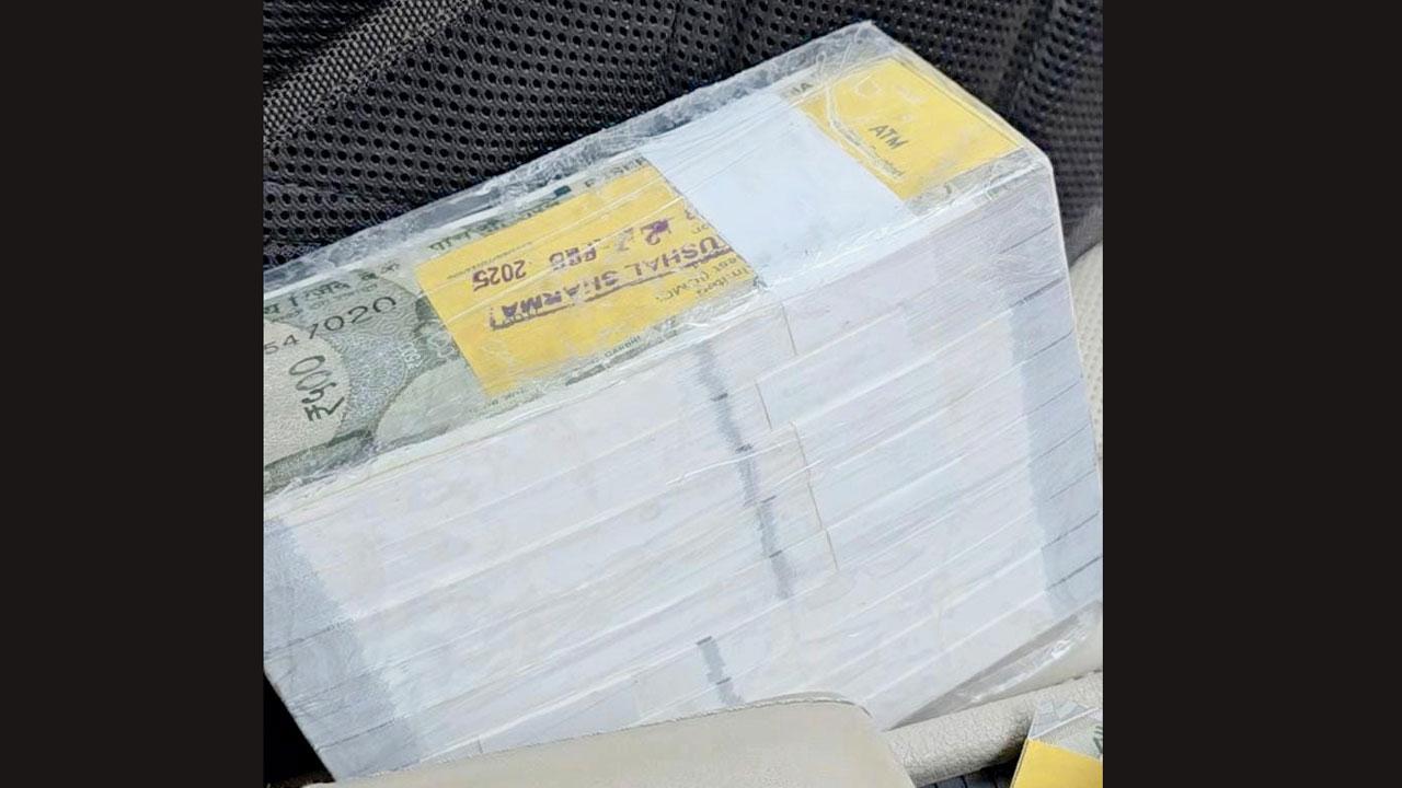 મુંબઈના ડાયમન્ડના વેપારીને આપવામાં આવેલું બનાવટી નોટોનું બંડલ. 