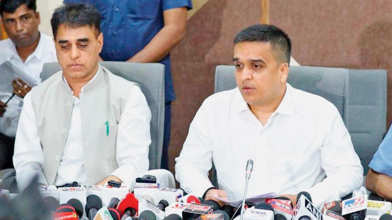 ગુજરાતના ગૃહ રાજ્યપ્રધાન હર્ષ સંઘવી સાથે શિક્ષણ રાજ્યપ્રધાન પ્રફુલ પાનશેરિયા સહિતના મહાનુભાવો ઉપસ્થિત રહ્યા હતા.