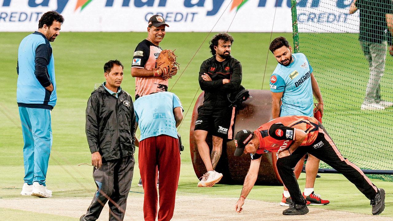 પ્રૅક્ટિસ દરમ્યાન પિચનું નિરીક્ષણ કરતાે પંજાબનો હેડ કોચ રિકી પૉન્ટિંગ અને ​લખનઉનો કૅપ્ટન રિષભ પંત.