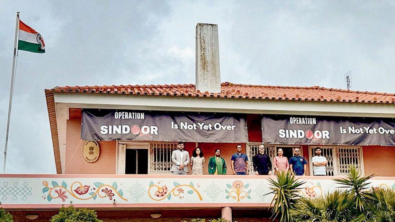 પોર્ટુગલના લિસ્બનમાં ચાન્સરી બિલ્ડિંગમાં આવેલા ભારતીય દૂતાવાસની બહાર પાકિસ્તાની સમર્થકો ભેગા થયા ત્યારે દૂતાવાસે બૅનરો લગાવ્યાં