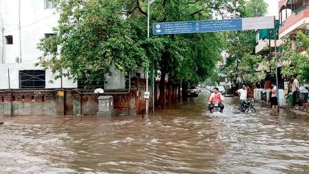 અમદાવાદમાં પડેલા વરસાદના પગલે વરસાદી પાણી ભરાઈ જતાં વાહનચાલકો અને રાહદારીઓને ભારે તકલીફ વેઠવાનો વારો આવ્યો હતો.