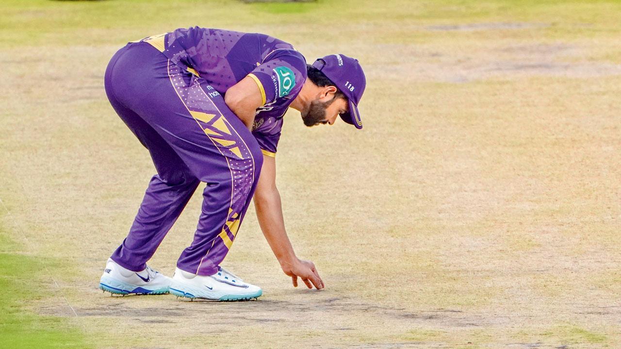 પિચની ચકાસણી કરી રહેલો કોલકાતા નાઇટ રાઇડર્સનો કૅપ્ટન અ​જિંક્ય રહાણે.