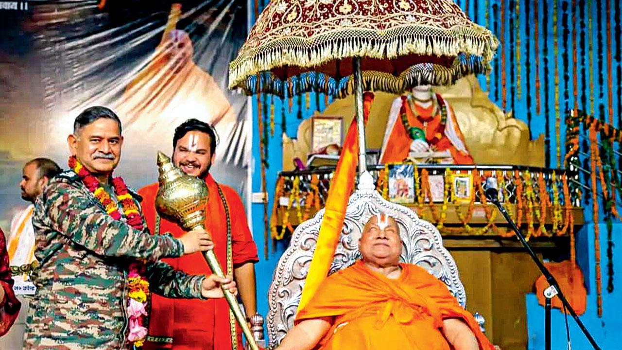 જગદ્ગુરુ રામભદ્રાચાર્ય, આર્મી ચીફ ઉપેન્દ્ર દ્વિવેદી