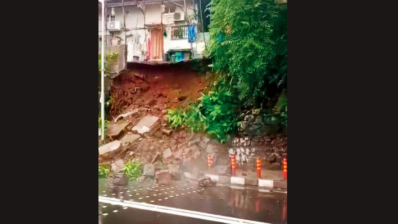 સેફ્ટી-વૉલમાંથી માટી અને પથ્થરો પડી રહ્યા હોવાથી પોલીસે બન્ને તરફનો ટ્રૅફિક અટકાવી દીધો હતો. 