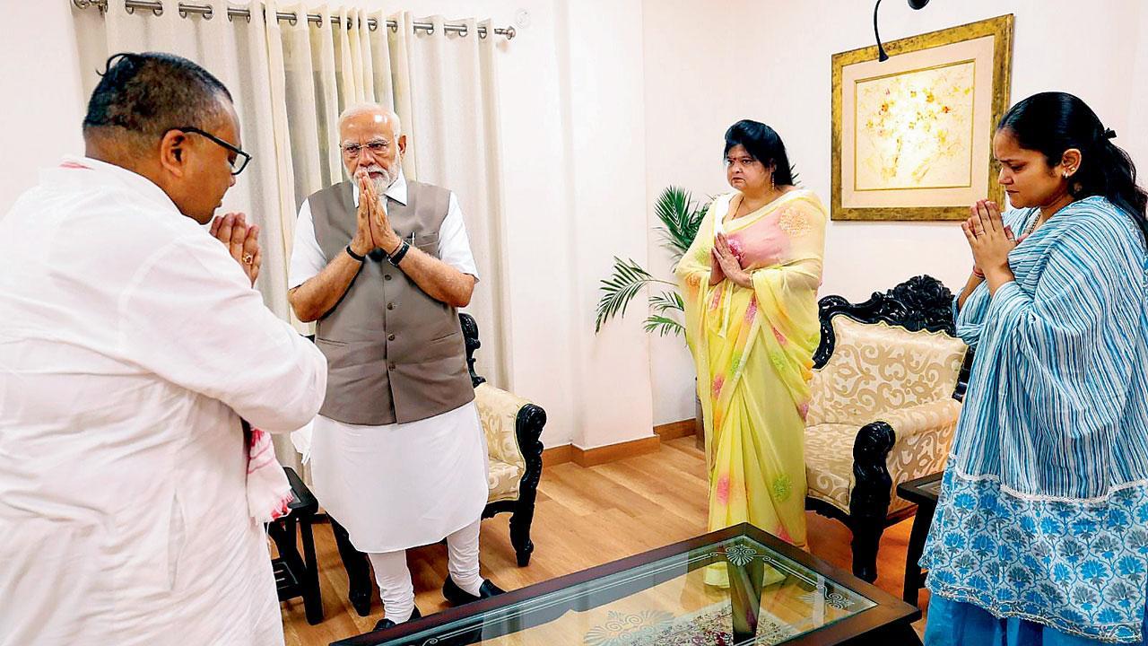 પહલગામના ટેરર-અટૅકમાં જીવ ગુમાવનારા શુભમ દ્વિવેદીના પરિવારજનોને નરેન્દ્ર મોદી ગઈ કાલે કાનપુરમાં મળ્યા હતા.