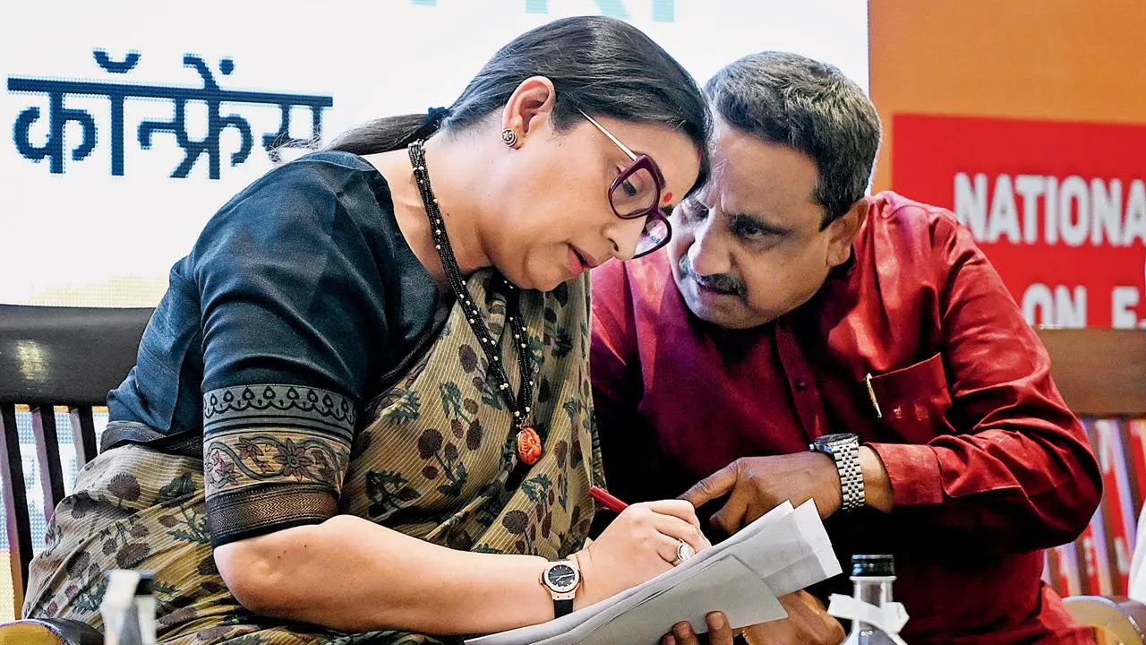 ગઈ કાલે દિલ્હીમાં વેપારીઓની રાષ્ટ્રીય પરિષદમાં CAITના ફાઉન્ડર, સેક્રેટરી જનરલ અને BJPના સંસદસભ્ય પ્રવીણ ખંડેલવાલ પાર્ટીનાં સિનિયર નેતા સ્મૃતિ ઈરાની સાથે.