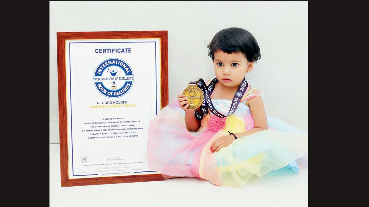 વડોદરાની તનીશા યાદવ તેને મળેલા સર્ટિફિકેટ અને મેડલ સાથે.