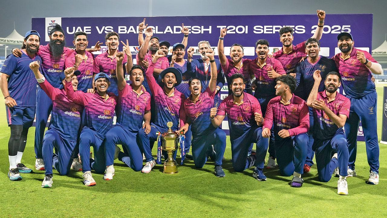 સિરીઝ જીતની ઉજવણી કરતા UAE ટીમના પ્લેયર્સ.