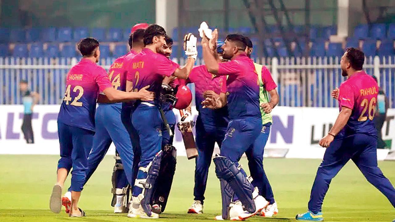 બંગલાદેશ સામે પહેલવહેલી જીતની ઉજવણી કરતા UAEના પ્લેયર્સ