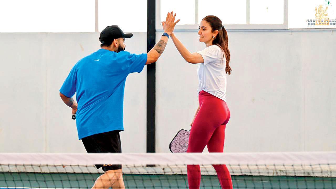 વિરાટ કોહલી પણ પત્ની અનુષ્કા શર્મા પિકલબૉલ કોર્ટમાં આ રમતનો આનંદ માણ્યો