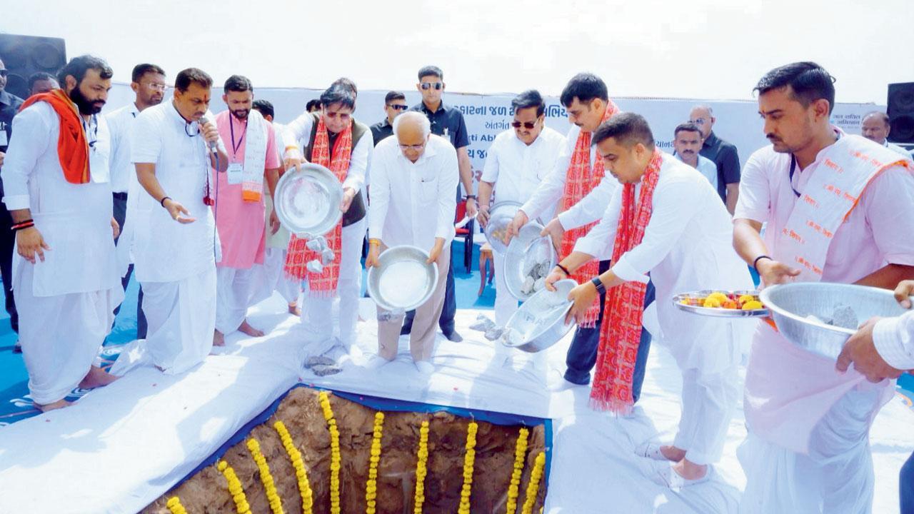 ભૂપેન્દ્ર પટેલ, સી. આર. પાટીલ, શંકર ચૌધરી, બલવંતસિંહ રાજપૂત અને હર્ષ સંઘવી રીચાર્જ કૂવા નિર્માણના આરંભમાં સહભાગી થયા હતા