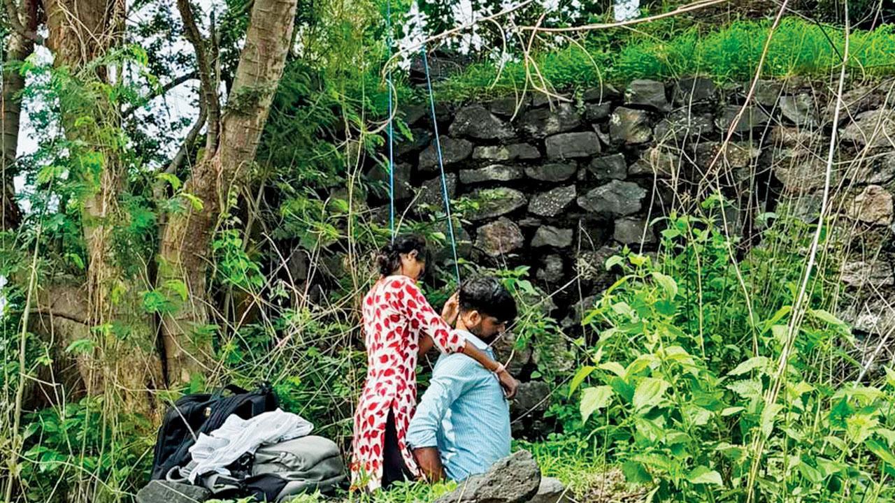  પ્રેમી યુગલ નાયલૉનની  એક જ દોરીના બે છેડાથી લટકેલું જોવા મળ્યું હતું