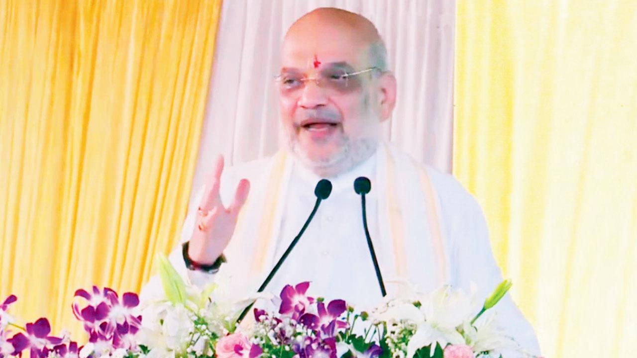 માધવબાગમાં આયોજિત કાર્યક્રમમાં સંબોધન કરી રહેલા અમિત શાહ.