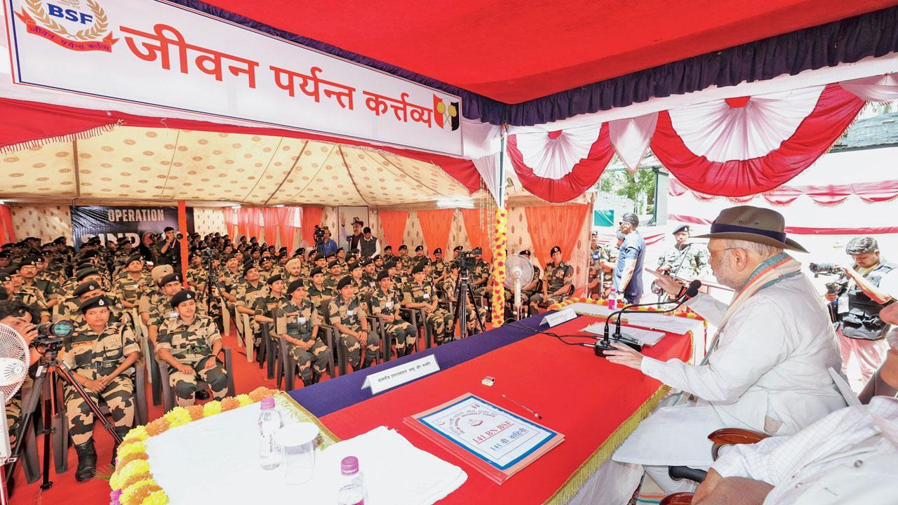 ગઈ કાલે પૂંછમાં બૉર્ડર સિક્યૉરિટી ફોર્સના જવાનો સાથે સંવાદ કરતા અમિત શાહ