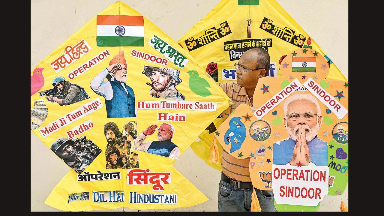 અમ્રિતસરમાં એક પતંગ બનાવનારે ઑપરેશન સિંદૂરની સફળતાની ઉજવણી કરતી ઘણી પતંગ બનાવી છે.