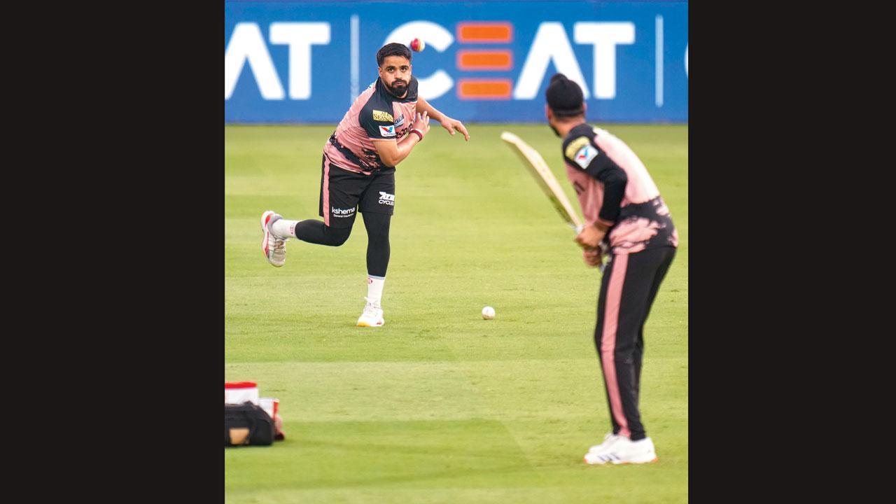 બોલિંગ નાખતો બૅટર પ્રભસિમરન સિંહ અને બૅટિંગ કરતો અર્શદીપ સિંહ.