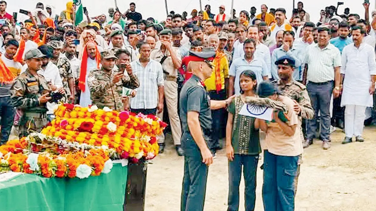 ગઈ કાલે બિહારના ભાગલપુર જિલ્લાના ભીથા ગામમાં શહીદ હવાલદાર સંતોષ કુમારની અંતિમક્રિયા વખતે તેમના પરિવારજનોને રાષ્ટ્રધ્વજ આપતા આર્મીના ઑફિસર.