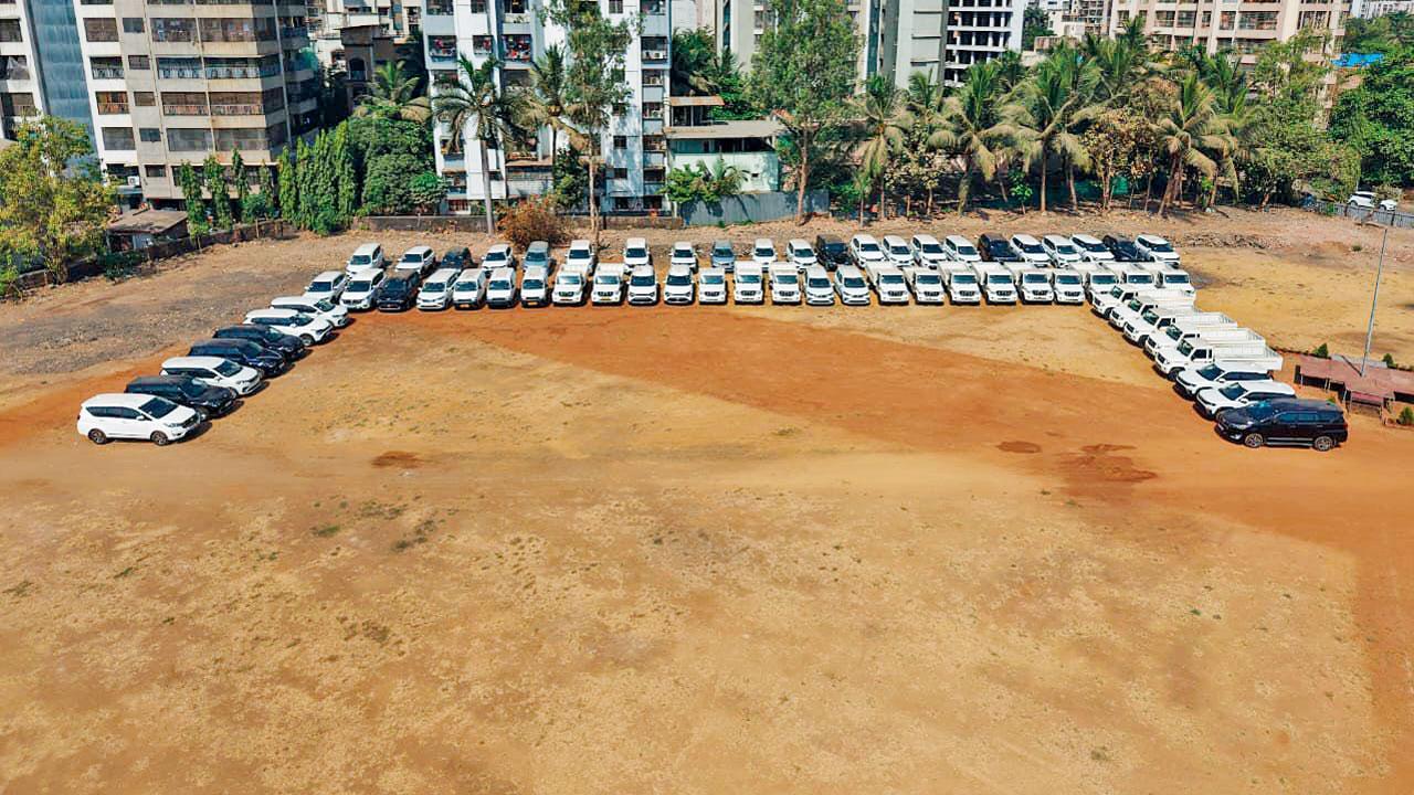 કાશીમીરા પોલીસે જપ્ત કરેલી ગાડીઓ.