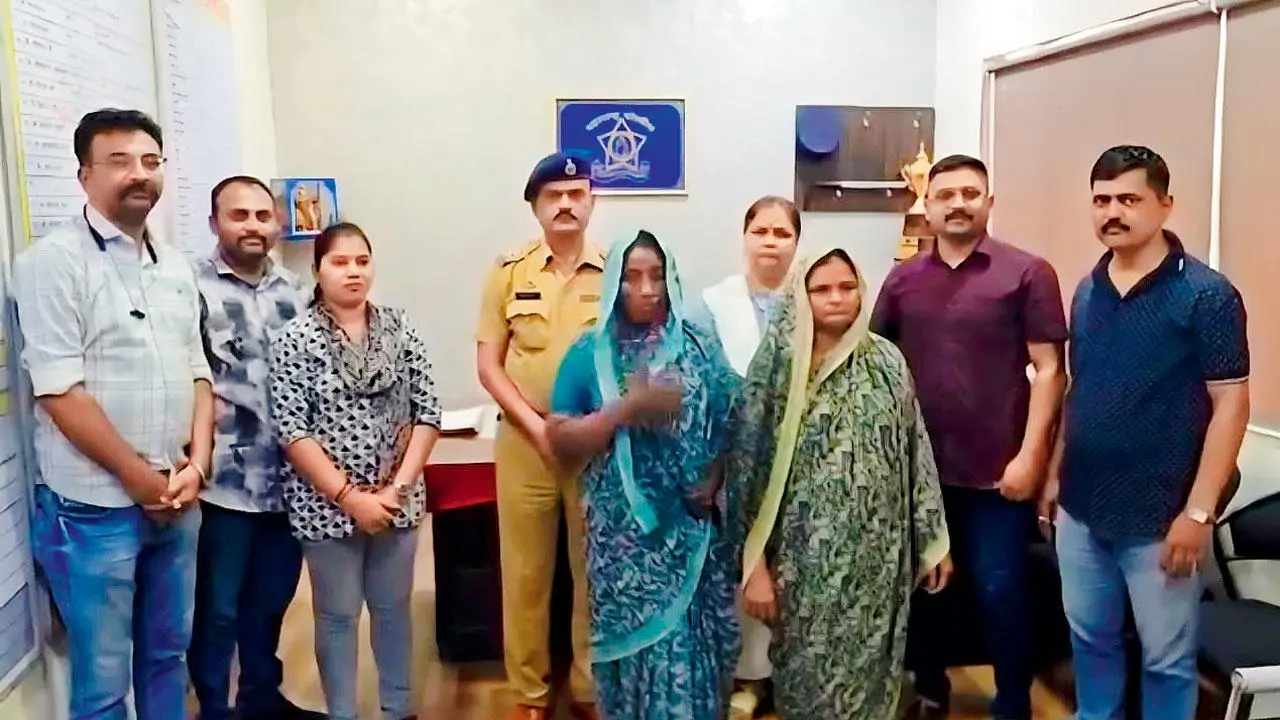 જ્વેલરોને છેતરી ચોરીને કરતી બન્ને આધેડ મહિલાને ભાંડુપ પોલીસે ધીરજથી ઝીણવટભરી તપાસના અંતે પકડી લીધી.