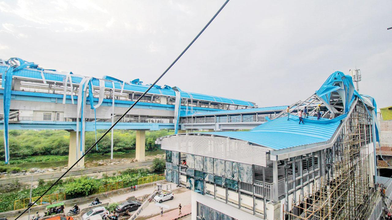 ન્યુ અશોક નગર રૅપિડ રેલ મેટ્રો સ્ટેશનના છાપરાને નુકસાન થયું હતું.