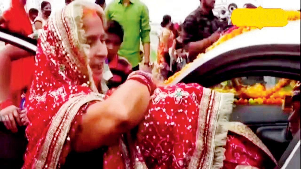 ભિલાલા સમાજમાં લગ્ન પહેલાં નિભાવવતી પરંપરાની તસવીર 