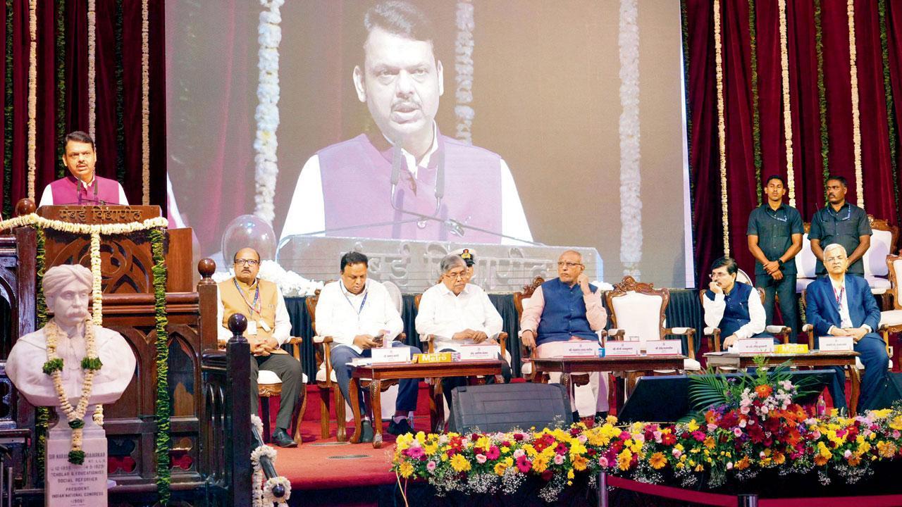 મુખ્ય પ્રધાન દેવેન્દ્ર ફડણવીસે ગઈ કાલે મુંબઈ યુનિવર્સિટીમાં વીર સાવરકરનું યોગદાન જણાવ્યું હતું.