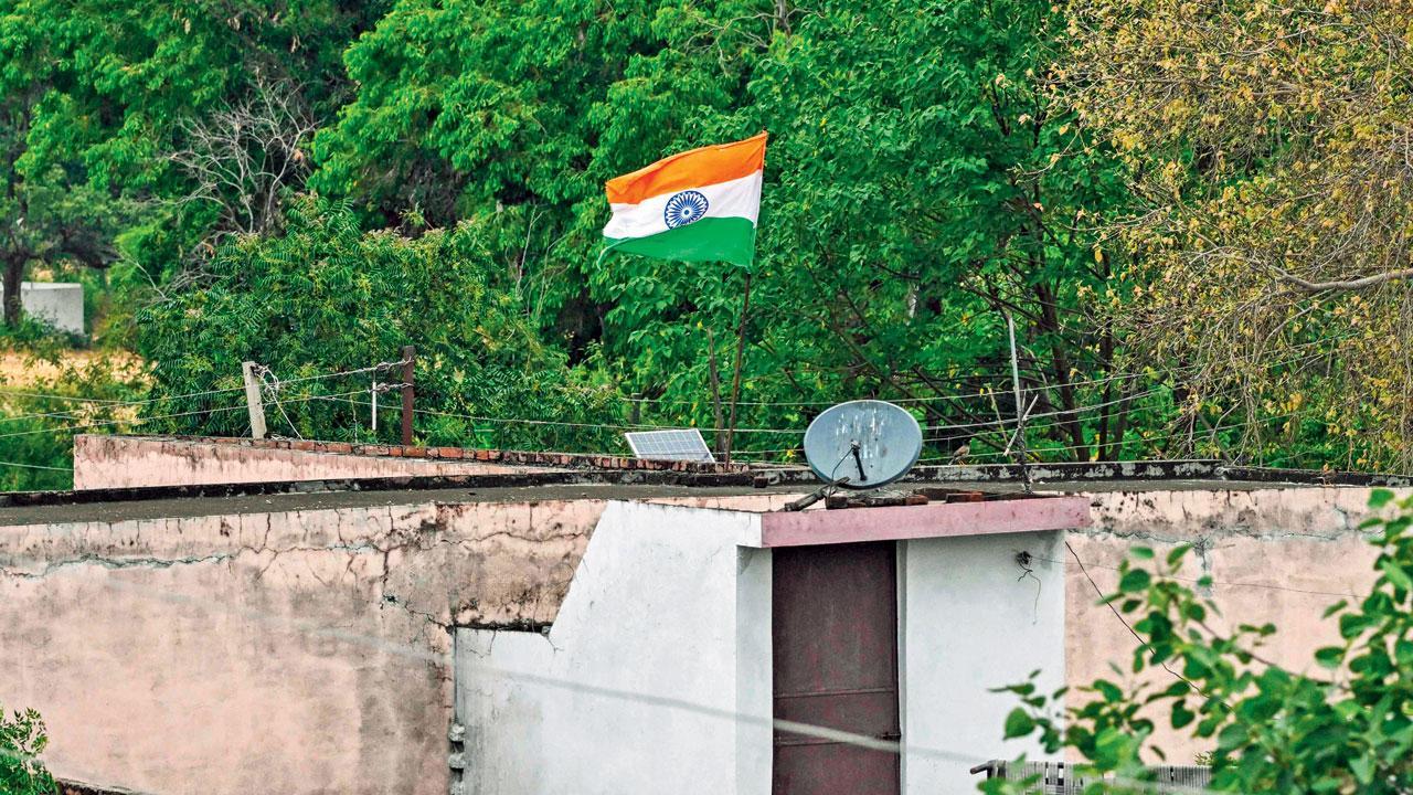 જમ્મુ જિલ્લામાં લાઇન ઑૅફ કન્ટ્રોલ નજીકના છેલ્લા ગામ સૈંથમાં એક ઘર પર લહેરાતો ભારતીય રાષ્ટ્રધ્વજ.