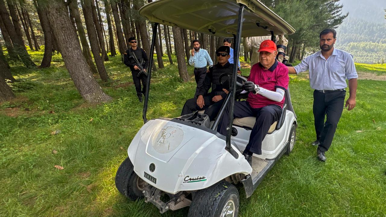 ફારુક અબ્દુલ્લા પહલગામ ગોલ્ફ કોર્સ ખાતે ગોલ્ફ કાર્ટ ચલાવી (તસવીર: પીટીઆઇ)