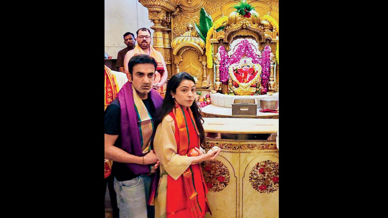 ગૌતમ ગંભીર પત્ની નતાશા સાથે મુંબઈના સિદ્ધિવિનાયક મંદિરમાં