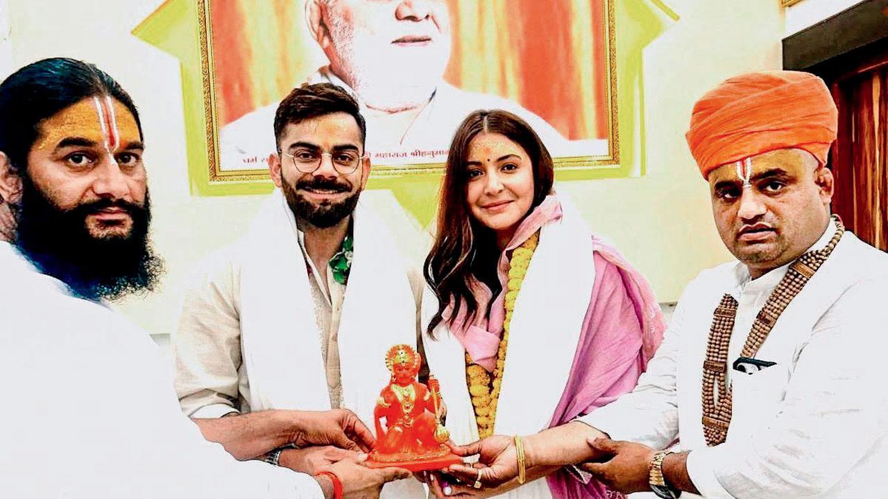 હનુમાનગઢી મંદિરમાં વિરાટ અને અનુષ્કા.