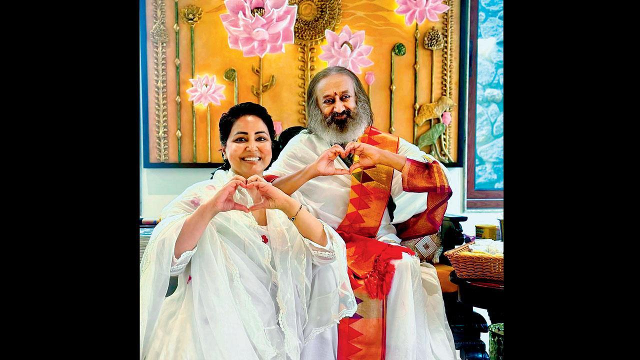 હિના ખાન અને શ્રી શ્રી રવિશંકર