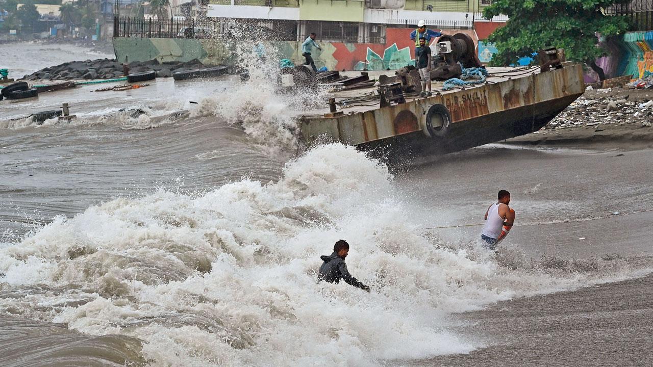 હિન્દુજા હૉસ્પિટલની પાછળના ભાગમાં આવેલા સમુદ્રમાં એક બાર્જ વહી ગયું (તસવીર :આશિષ રાજે)