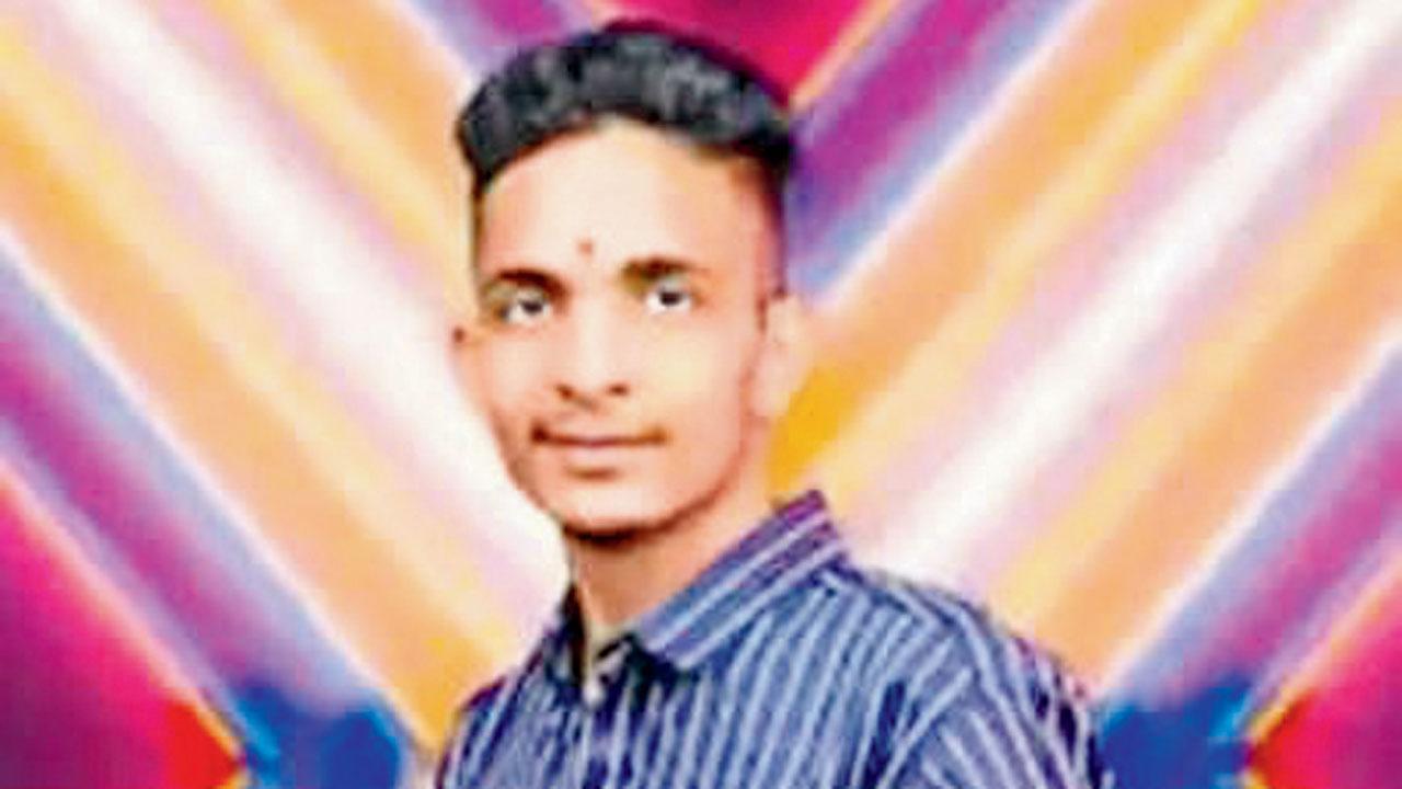 બધા જ સબ્જેક્ટમાં ૩૫ માર્ક્સ મેળવનારો સાંગલીનો હેમંત સટાલે.