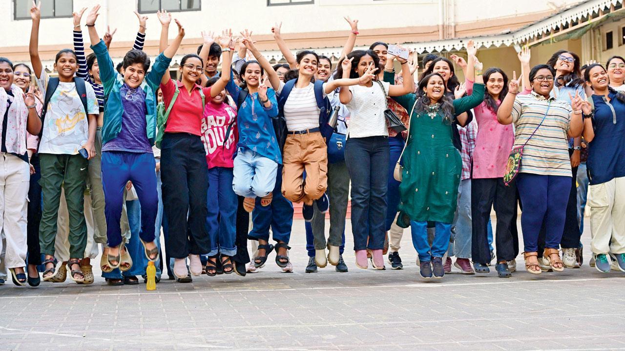 રુઇયા કૉલેજની ખુશખુશાલ વિદ્યાર્થિનીઓ. તસવીર: શાદાબ ખાન