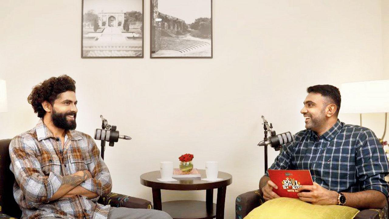 મેદાન પર હરીફ ટીમને હેરાન કરતી ભારતીય સ્પિનર્સની આ જોડી પૉડકાસ્ટ પર સાથે જોવા મળી હતી.