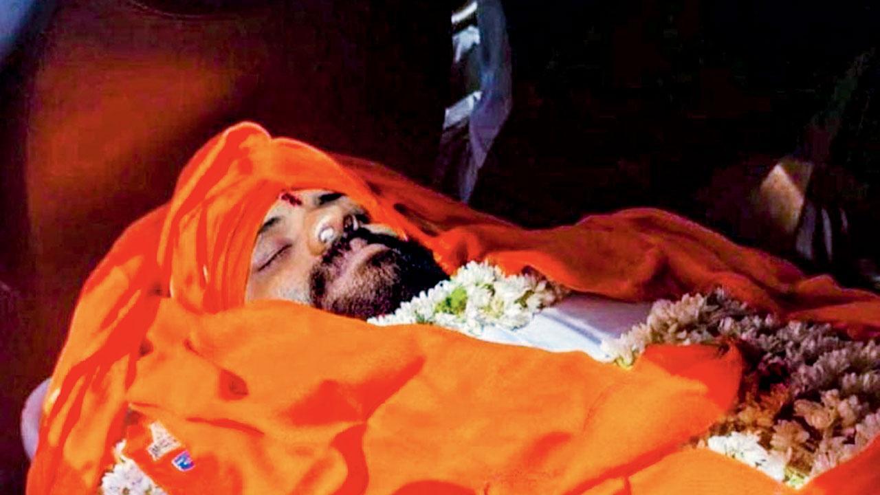 VHPના કાર્યકર્તા સુહાસ શેટ્ટીની હત્યા પછી તેનો પાર્થિવ દેહ ગઈ કાલે તેના વતન મૅન્ગલોર લઈ જવામાં આવ્યો હતો.