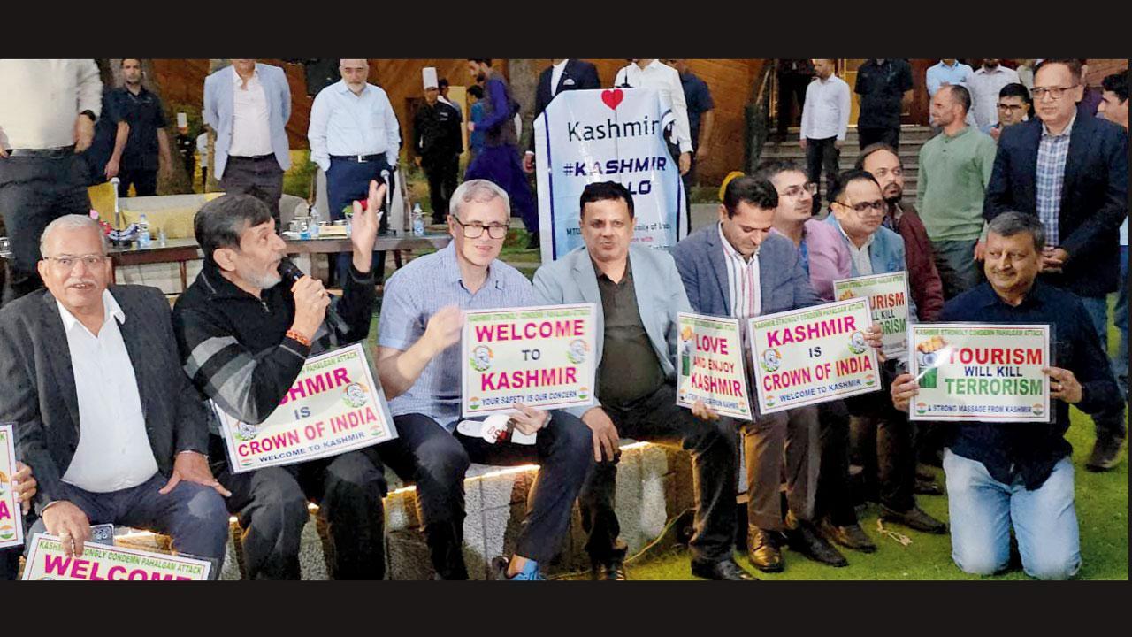 ઑપરેટરો સાથેની બેઠક પછી ટૂરિસ્ટોને ફરી કાશ્મીર આવવા માટેનું આમંત્રણ આપતા ઓમર અબદુલ્લા.