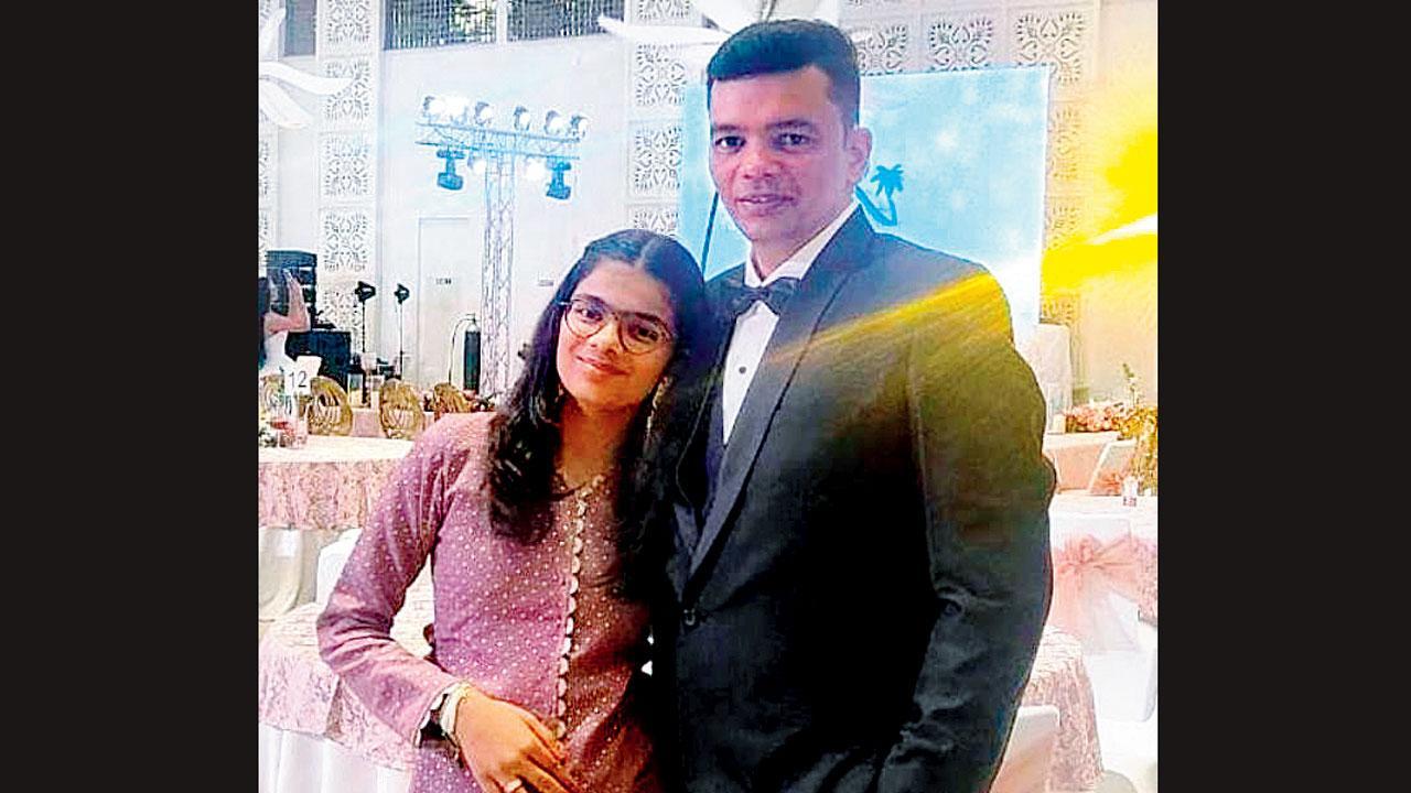 ખુશી પિતા અમર દોશી સાથે.